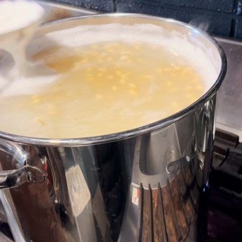 大豆を茹でているところ